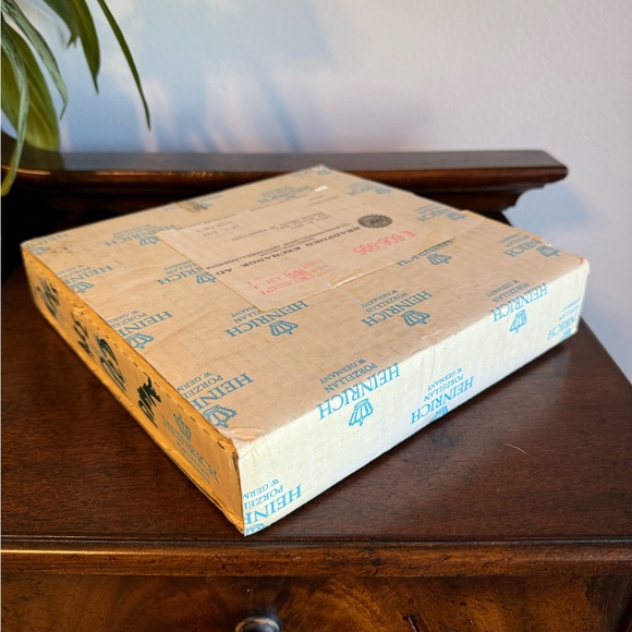 HEINRICH - GERMANY - COLLECTORS PLATE - “ROSES ARE RED” - Picture 7 of 7